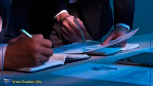 پزشک در حال بررسی گزارش مالی و نمودارهای درآمد